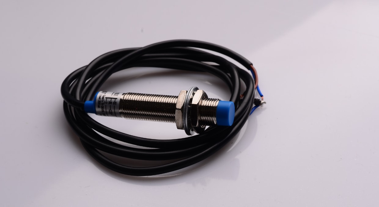 Sensor Selection Guide: How to Choose Between Inductive, Capacitive, and Photoelectric Designs